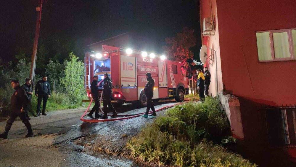 Annesi için emanet aldığı araç alev topuna döndü