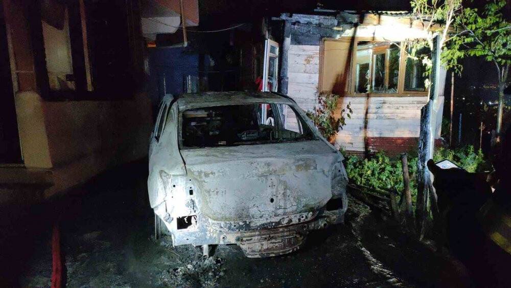 Annesi için emanet aldığı araç alev topuna döndü