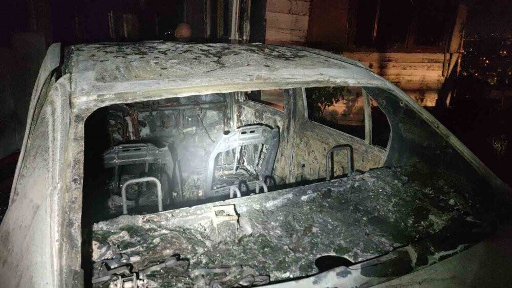 Annesi için emanet aldığı araç alev topuna döndü