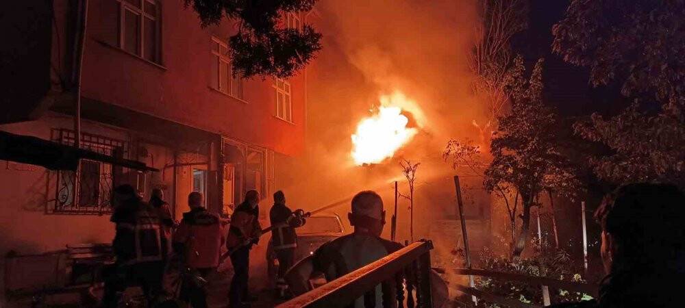 Annesi için emanet aldığı araç alev topuna döndü