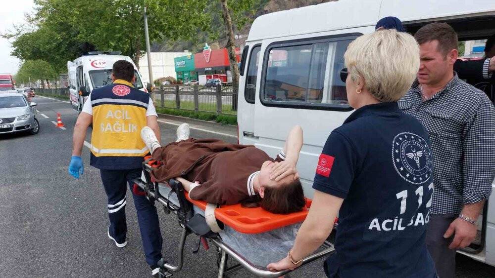 Mitingine giden konvoyda zincirleme kaza: 4 yaralı