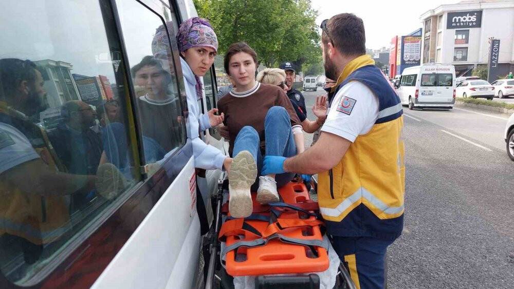 Mitingine giden konvoyda zincirleme kaza: 4 yaralı