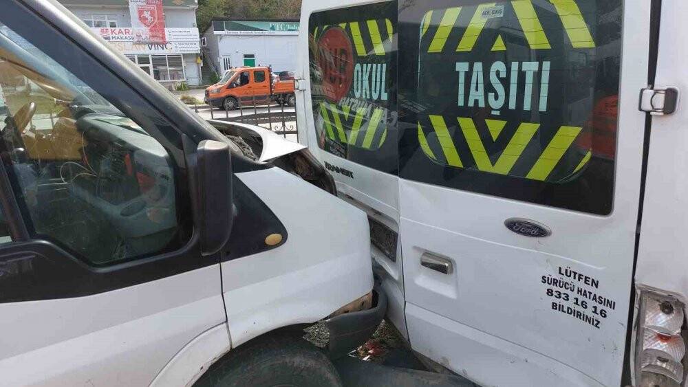 Mitingine giden konvoyda zincirleme kaza: 4 yaralı