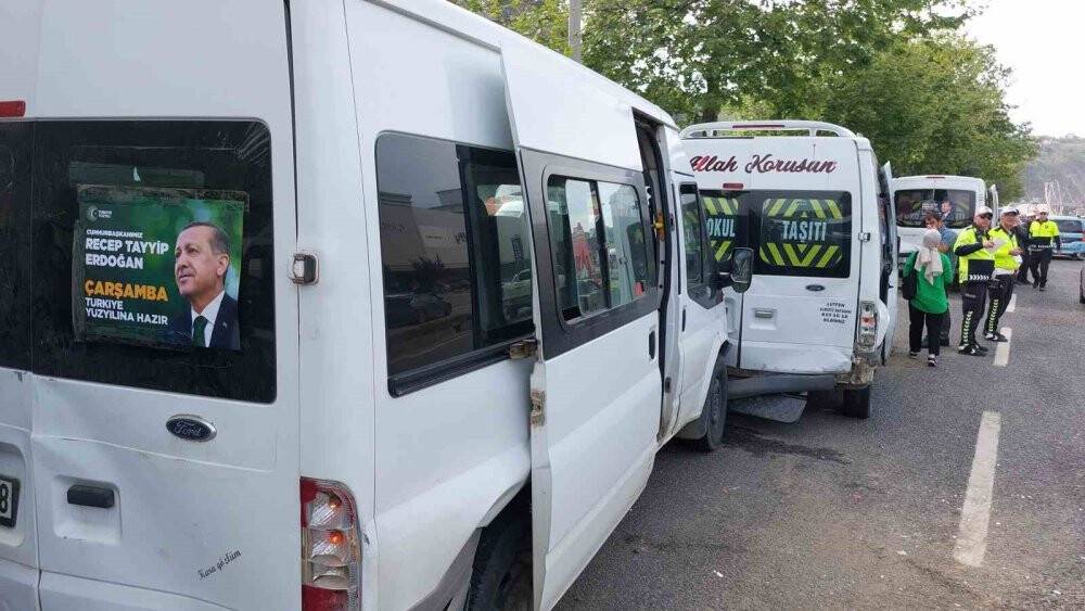 Mitingine giden konvoyda zincirleme kaza: 4 yaralı