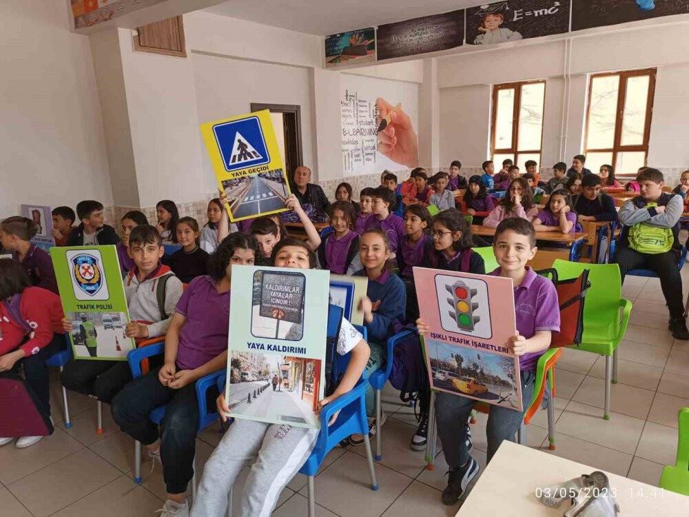 Trafik polisleri öğrencileri bilgilendirdi