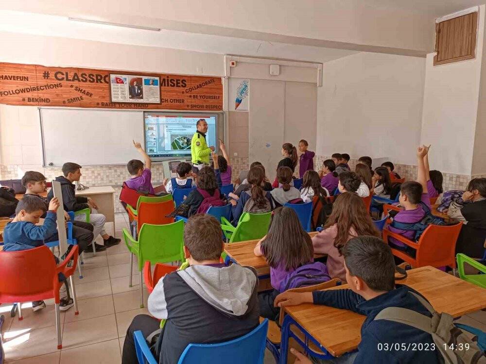 Trafik polisleri öğrencileri bilgilendirdi