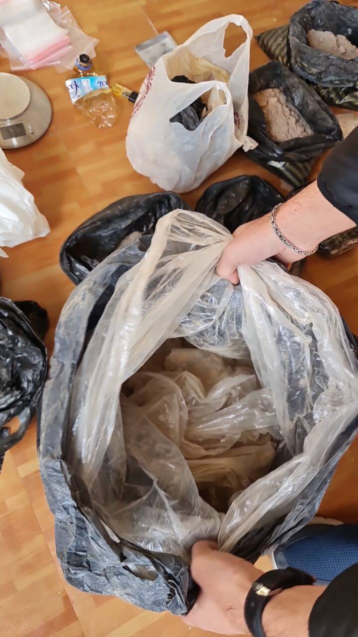 Uyuşturucu baronu bazanın içinden çıktı