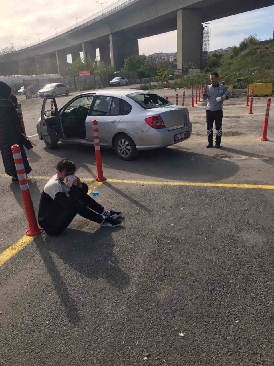 Yol verme kavgası kamerada: Sürücü adayı ve hocası darp edildi