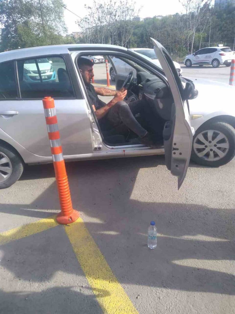 Yol verme kavgası kamerada: Sürücü adayı ve hocası darp edildi