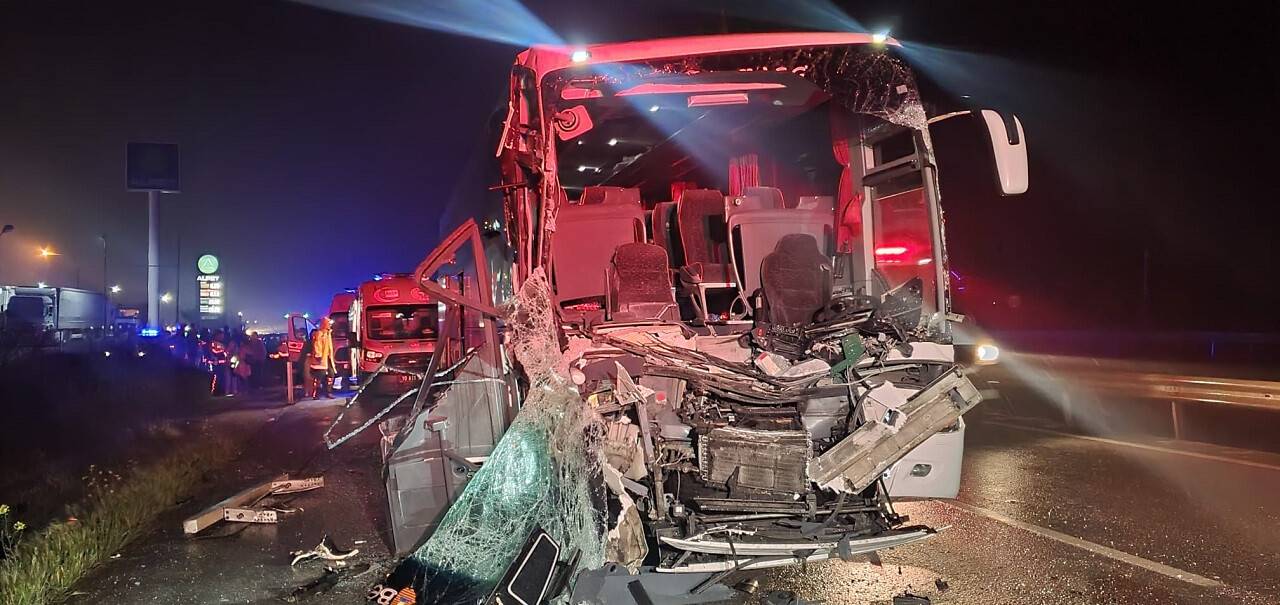 aa-20230505-31048139-31048137-balikesirde-lise-ogrencilerini-tasiyan-tur-otobusu-tira-carpti-33-kisi-yaralandi.jpg