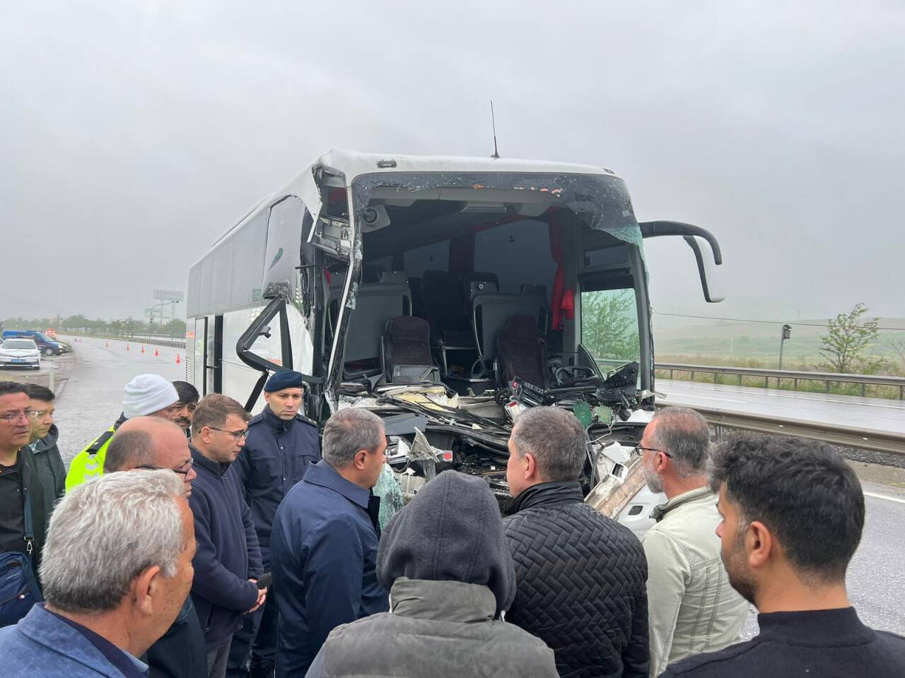 aa-20230505-31048150-31048147-balikesirde-lise-ogrencilerini-tasiyan-tur-otobusu-tira-carpti-33-kisi-yaralandi.jpg