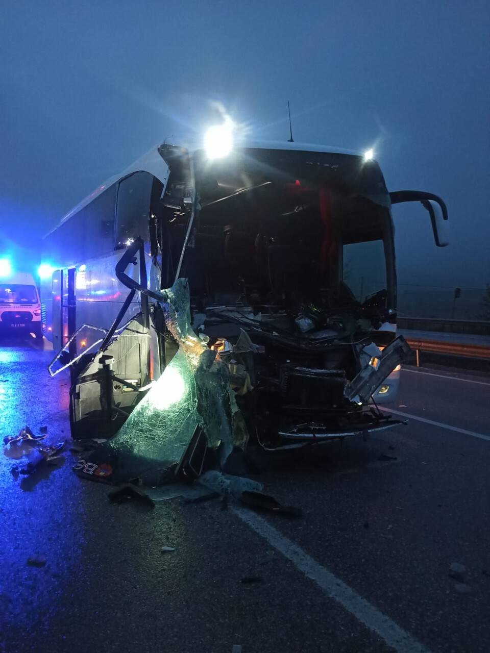 aa-20230505-31048150-31048149-balikesirde-lise-ogrencilerini-tasiyan-tur-otobusu-tira-carpti-33-kisi-yaralandi.jpg