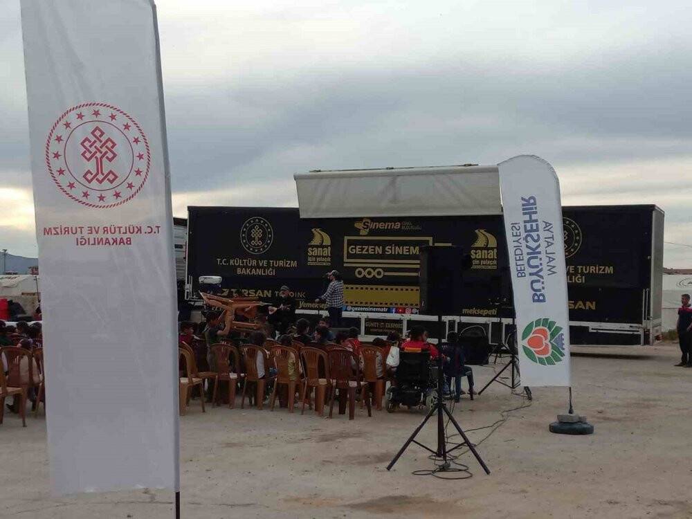 Depremzede çocuklar aileleriyle birlikte vakit geçirdiler