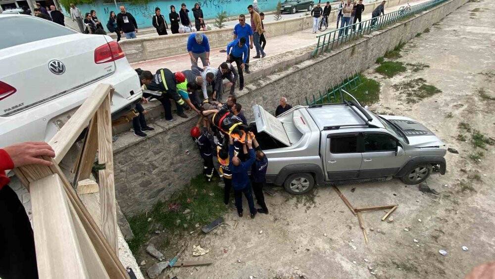 Konya'da otomobille çarpışan pikap dereye düştü!