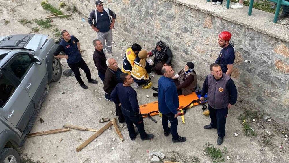 Konya'da otomobille çarpışan pikap dereye düştü!