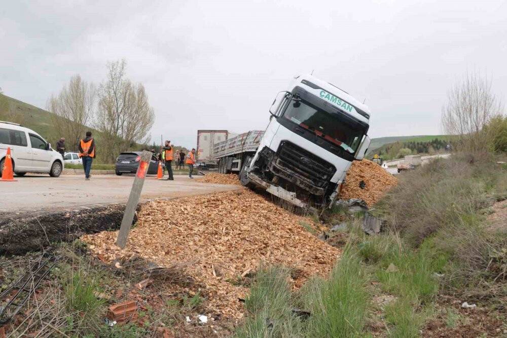 Odun talaşı yüklü tır devrildi, karayolu 2 saat ulaşıma kapandı