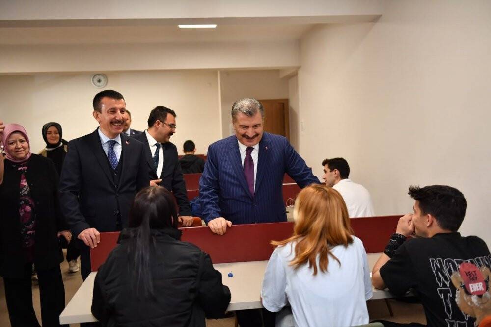 Sağlık Bakanı Koca,  hastane alanında incelemelerde bulundu