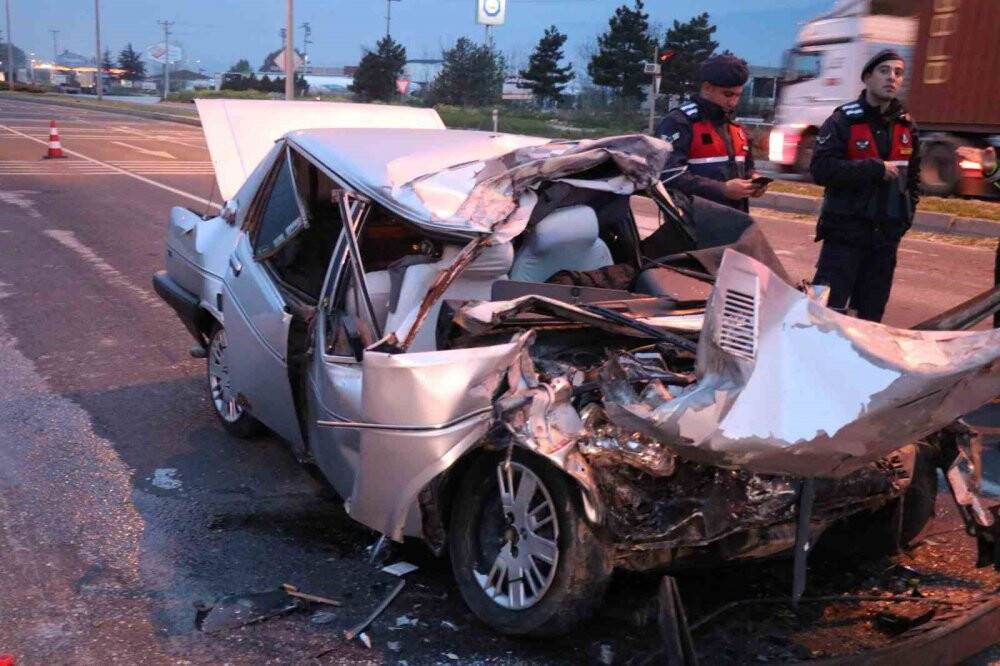 TIR’a arkadan çarpan otomobil paramparça oldu: 1 ölü