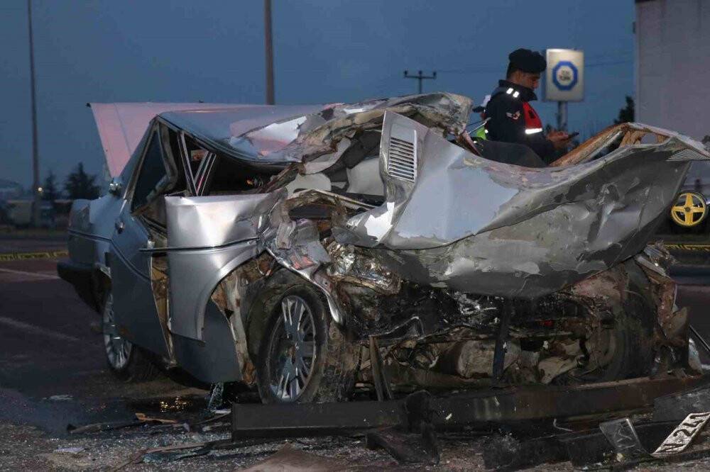 TIR’a arkadan çarpan otomobil paramparça oldu: 1 ölü