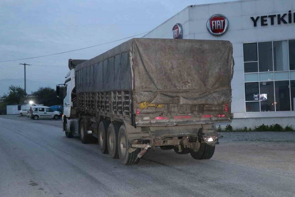 TIR’a arkadan çarpan otomobil paramparça oldu: 1 ölü