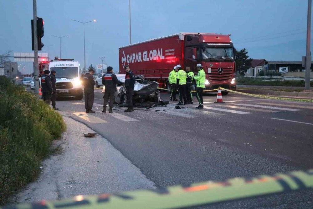 TIR’a arkadan çarpan otomobil paramparça oldu: 1 ölü
