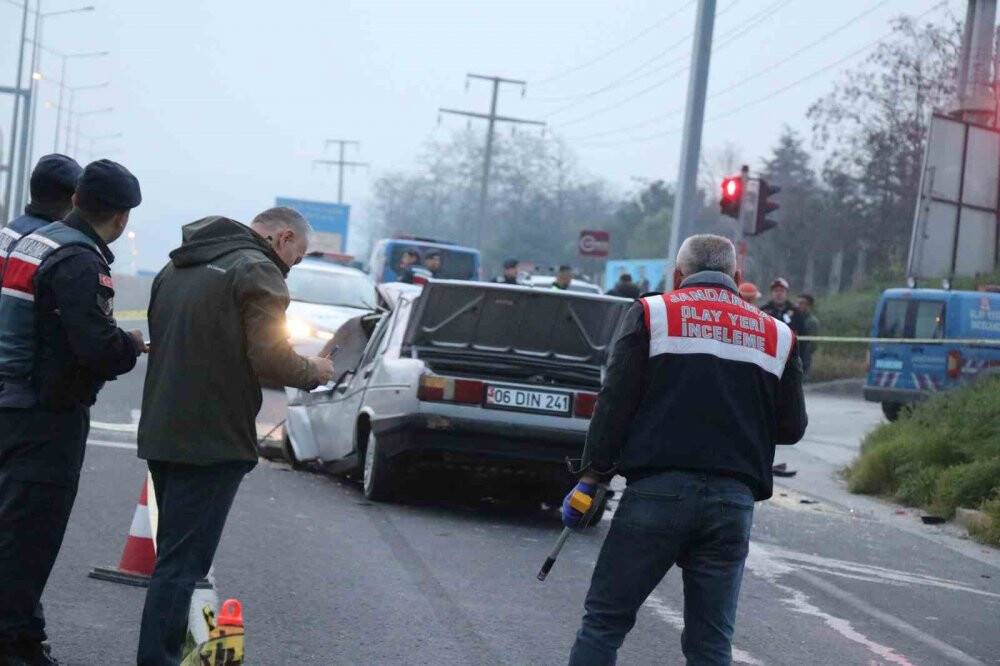TIR’a arkadan çarpan otomobil paramparça oldu: 1 ölü