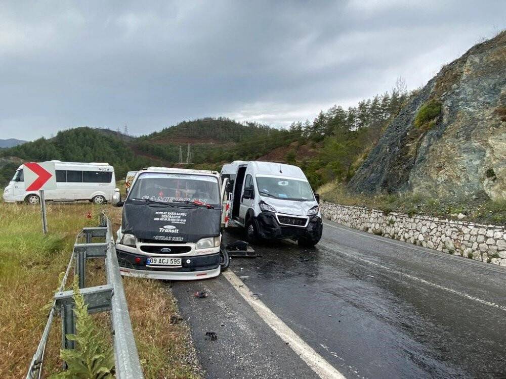 Turistleri taşıyan minibüsle çarpıştı: 6 yaralı