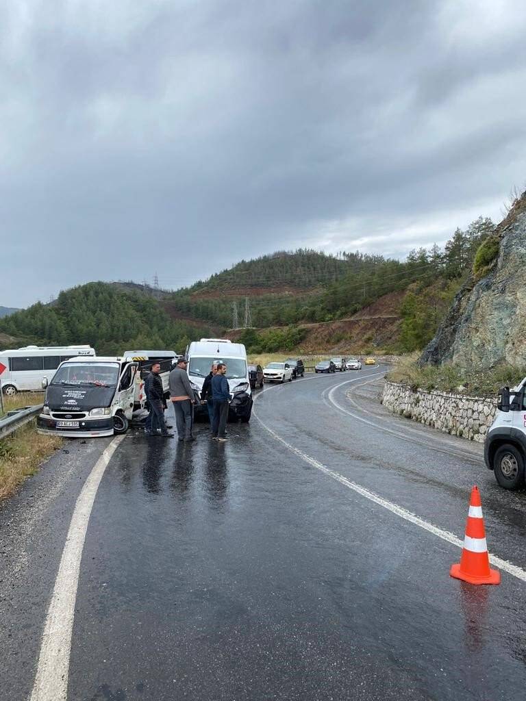Turistleri taşıyan minibüsle çarpıştı: 6 yaralı