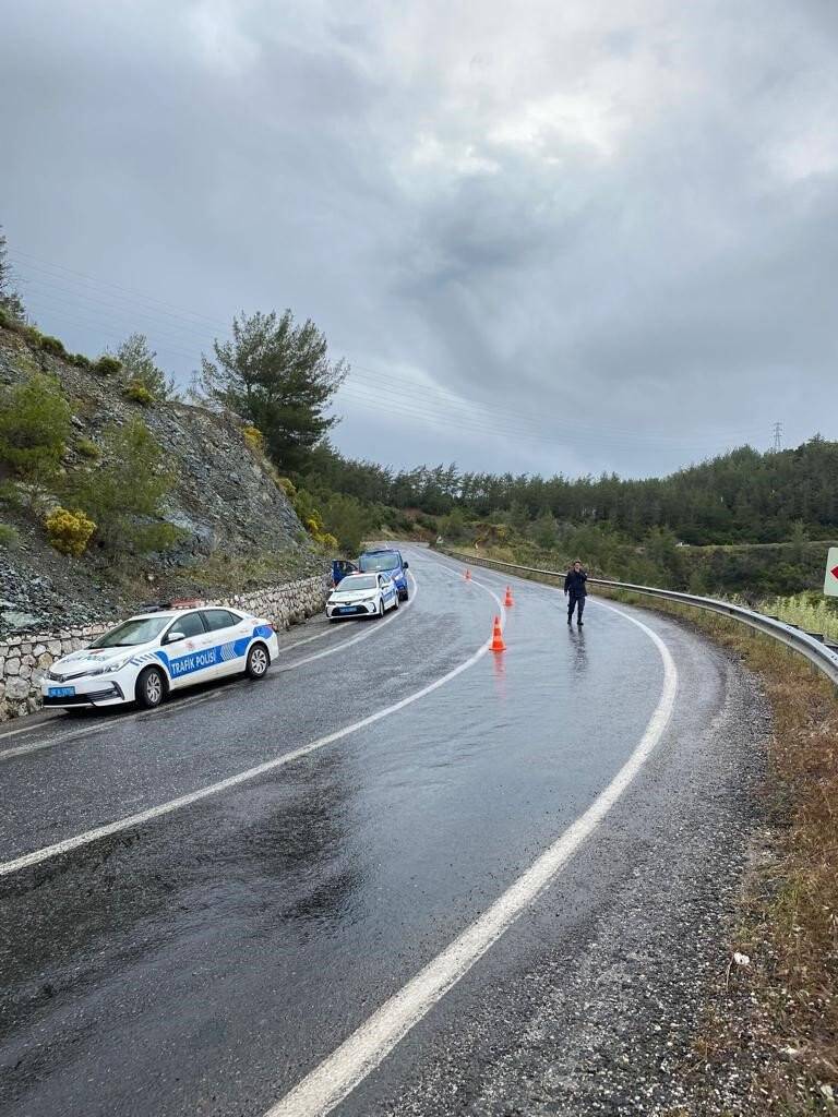 Turistleri taşıyan minibüsle çarpıştı: 6 yaralı