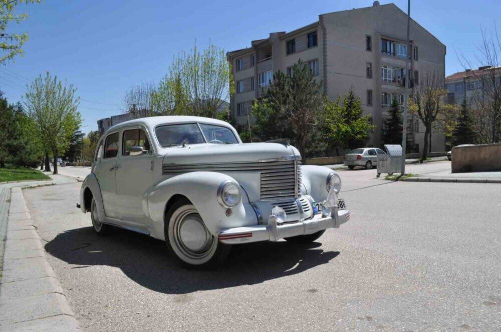 Türkiye’de sadece  4 tane olan aracı hurda halden yollara döndürdü