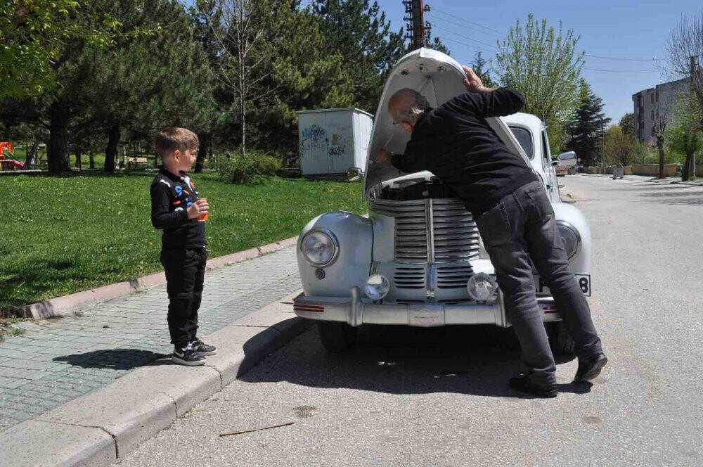 Türkiye’de sadece  4 tane olan aracı hurda halden yollara döndürdü