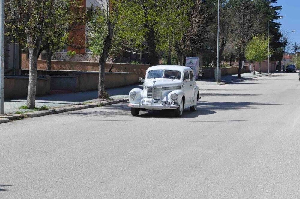 Türkiye’de sadece  4 tane olan aracı hurda halden yollara döndürdü