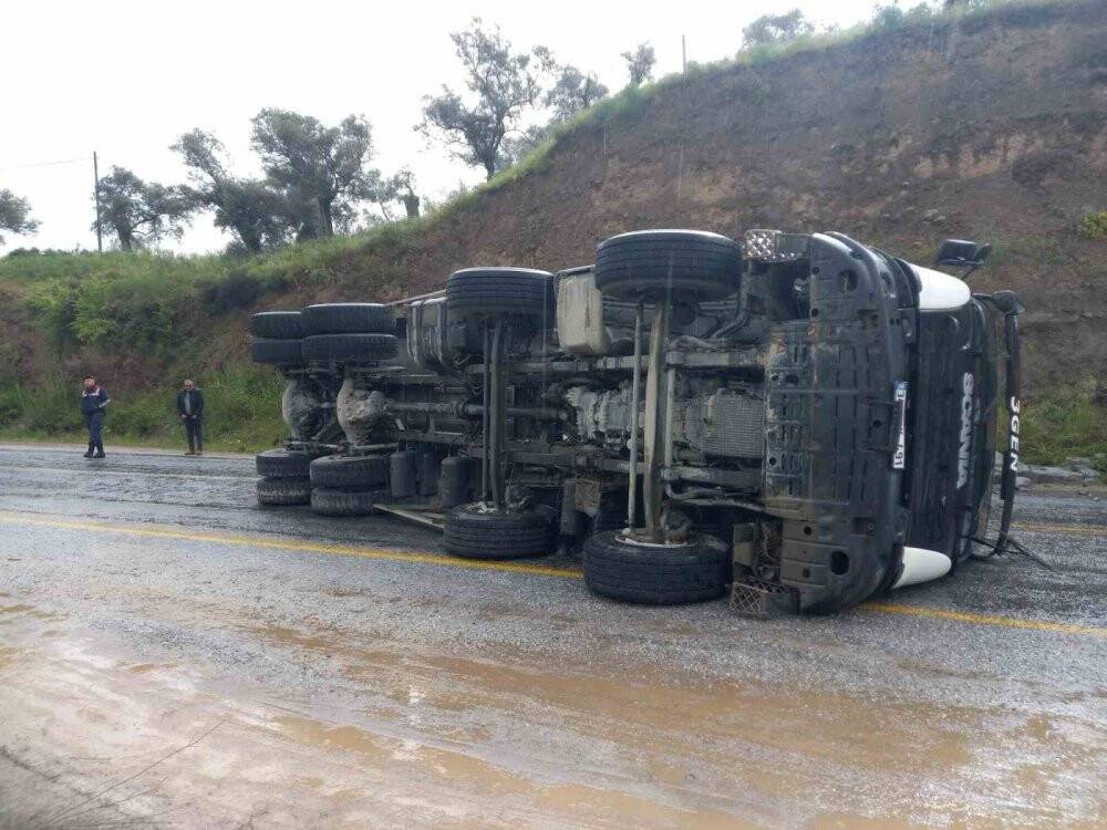 Virajı alamayan taş yüklü kamyon devrildi: Yöre sakinleri şikayetçi