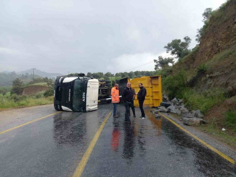 Virajı alamayan taş yüklü kamyon devrildi: Yöre sakinleri şikayetçi