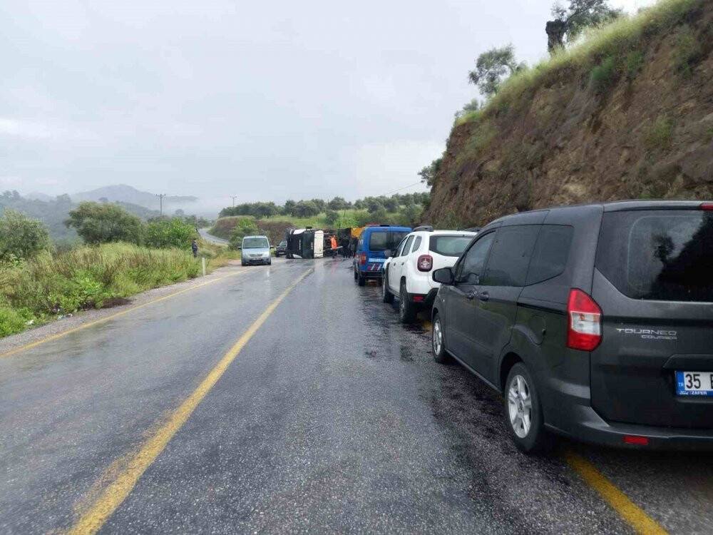 Virajı alamayan taş yüklü kamyon devrildi: Yöre sakinleri şikayetçi