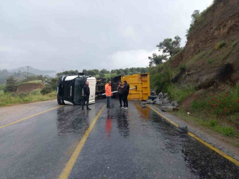 Virajı alamayan taş yüklü kamyon devrildi: Yöre sakinleri şikayetçi