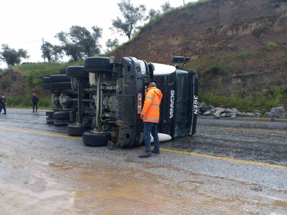 Virajı alamayan taş yüklü kamyon devrildi: Yöre sakinleri şikayetçi