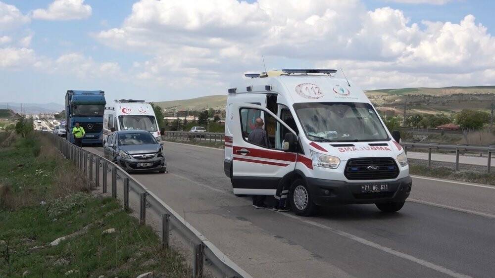 Cenazeye giden ailenin bulunduğu otomobil TIR ile çarpıştı