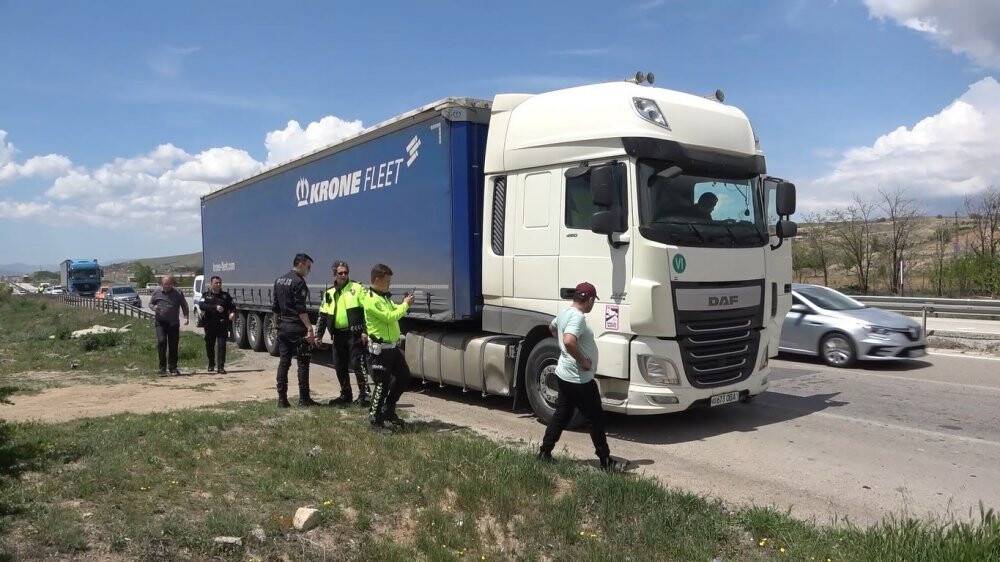 Cenazeye giden ailenin bulunduğu otomobil TIR ile çarpıştı