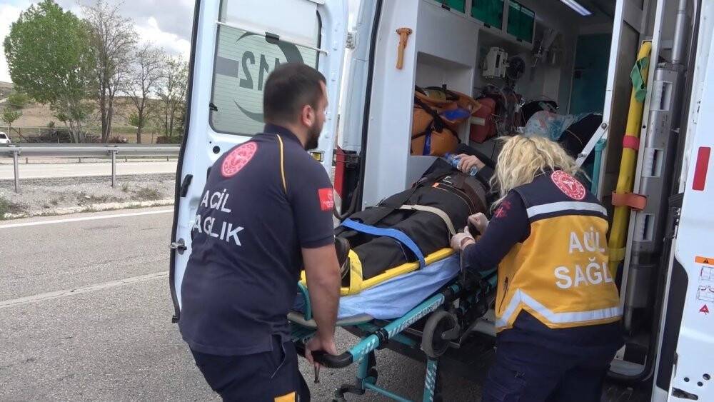 Cenazeye giden ailenin bulunduğu otomobil TIR ile çarpıştı