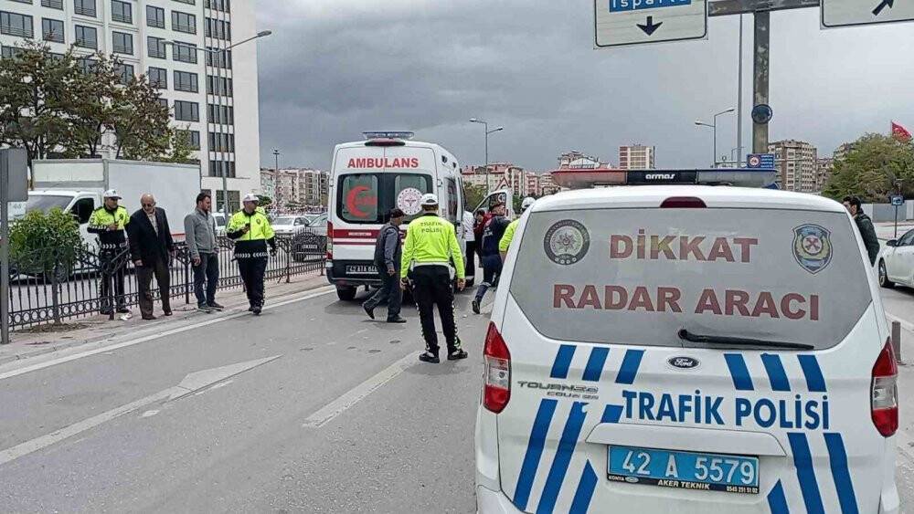 Konya'da otomobilin çarptığı kadına ilk müdahaleyi yoldan geçen doktor yaptı