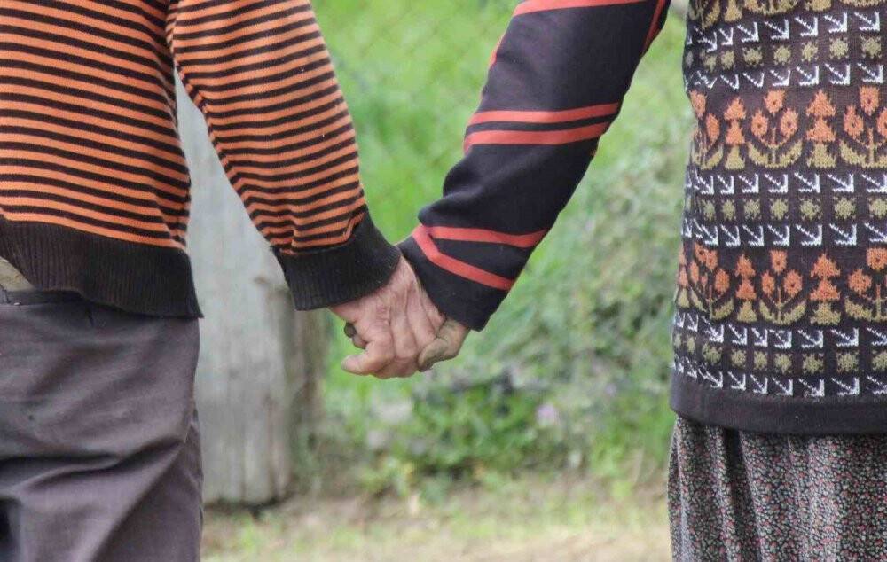 Mevsimlik aşklara inat yarım asrı aşkındır birlikteler