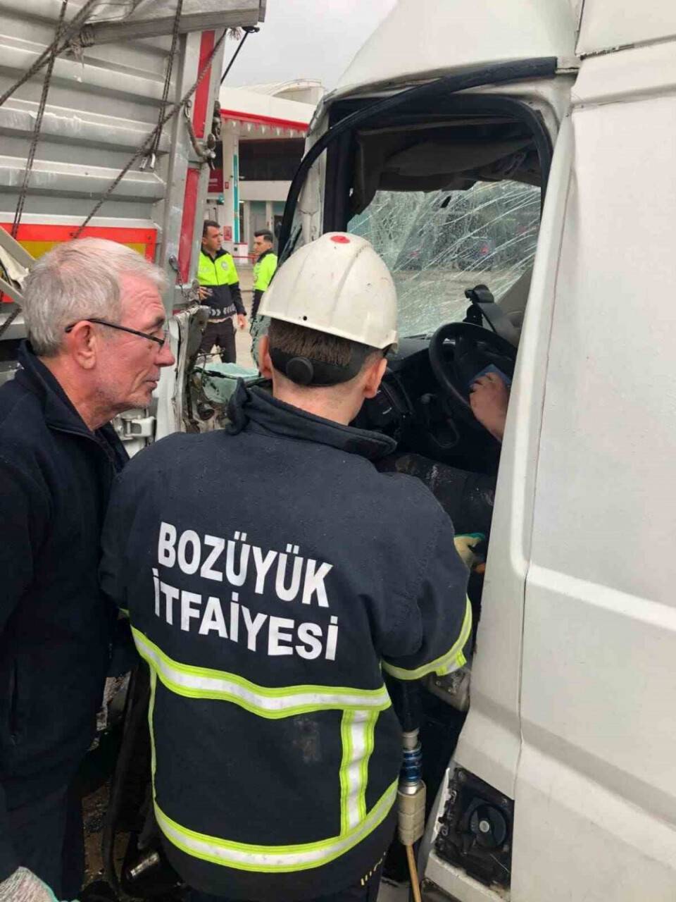 Park halinde bulunan TIR'A arkadan çarptı
