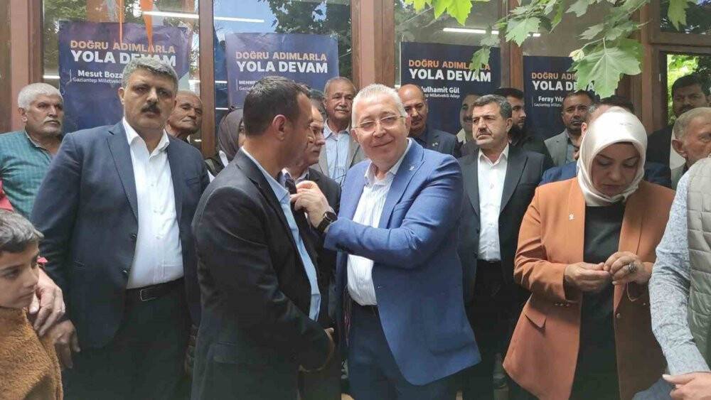 Demokrat Parti'den istifa eden 2 bin kişilik grup AK Parti’ye katıldı