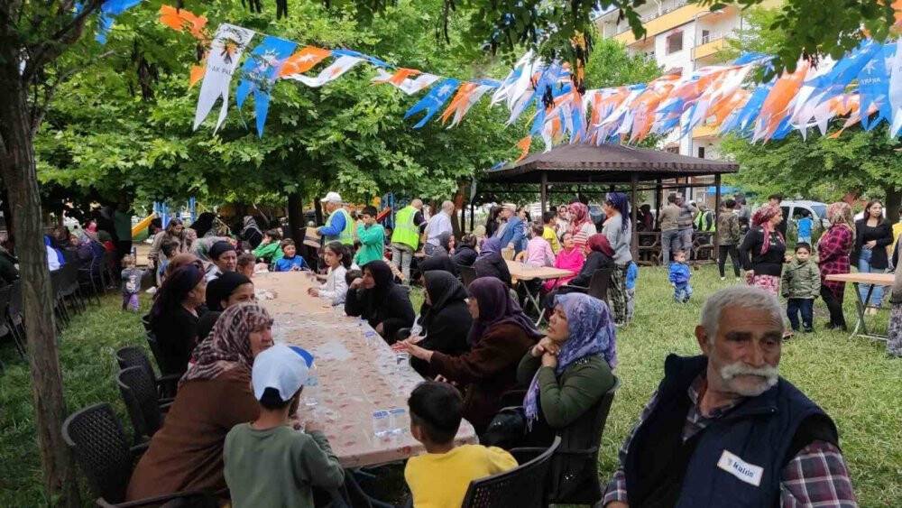 Demokrat Parti'den istifa eden 2 bin kişilik grup AK Parti’ye katıldı