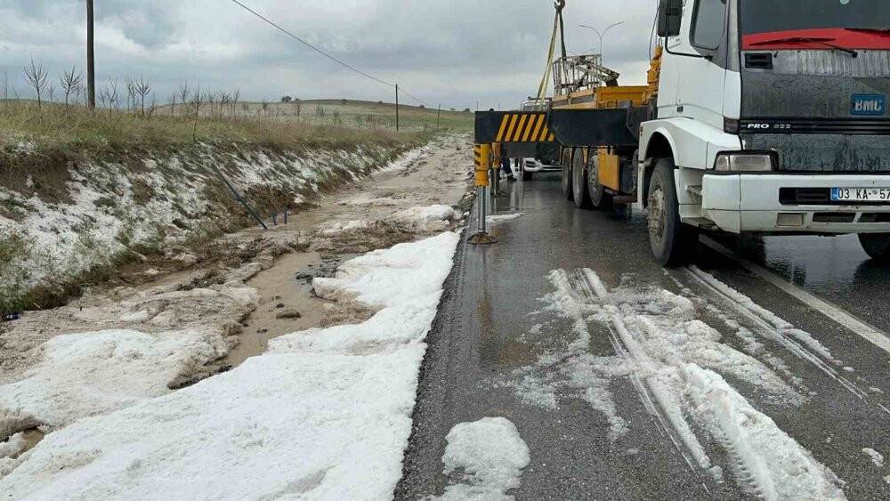 Kayan otomobil su kanalına düştü