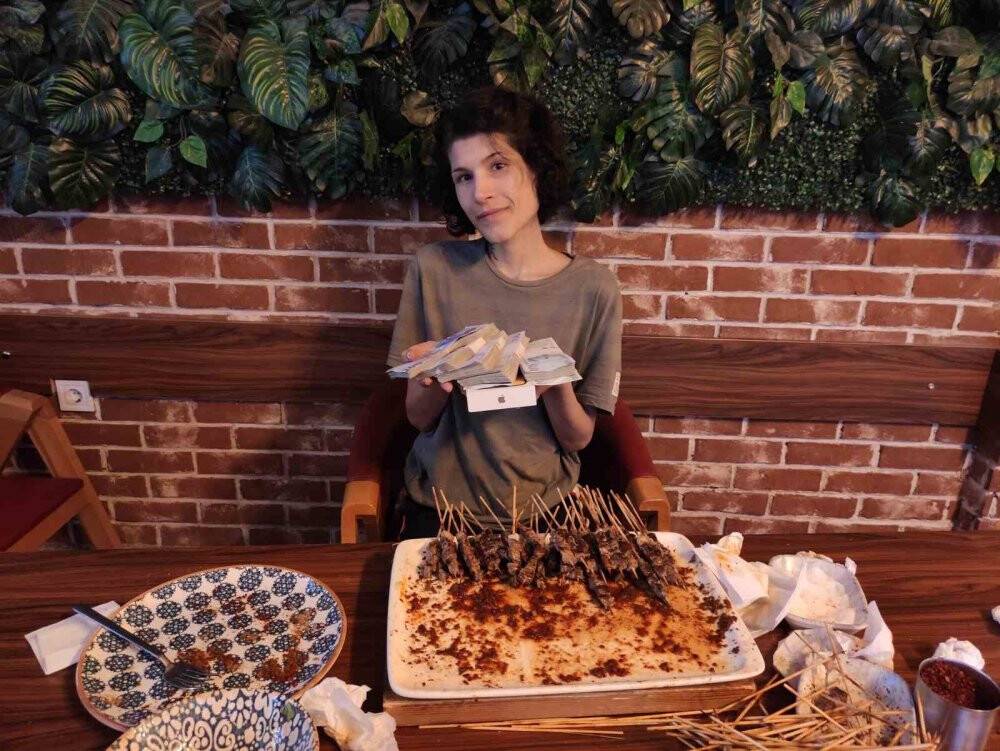 Yediği çöp şişlerle rekor üstüne 45 bin TL kazandı