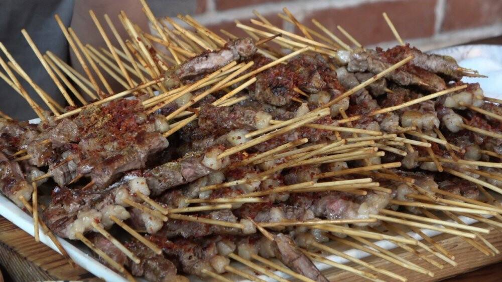 Yediği çöp şişlerle rekor üstüne 45 bin TL kazandı