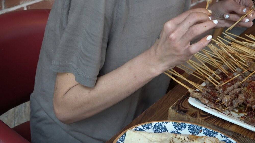 Yediği çöp şişlerle rekor üstüne 45 bin TL kazandı