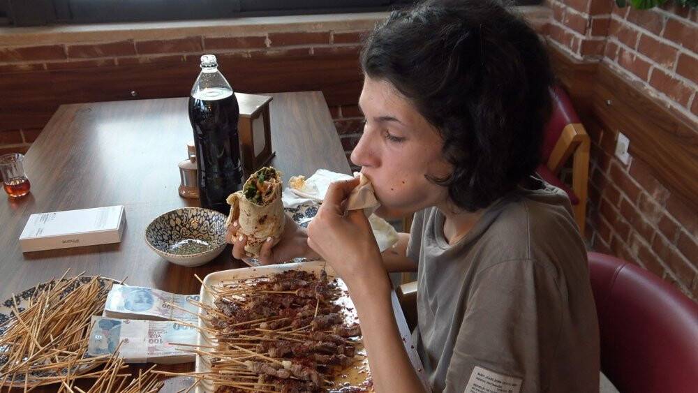 Yediği çöp şişlerle rekor üstüne 45 bin TL kazandı